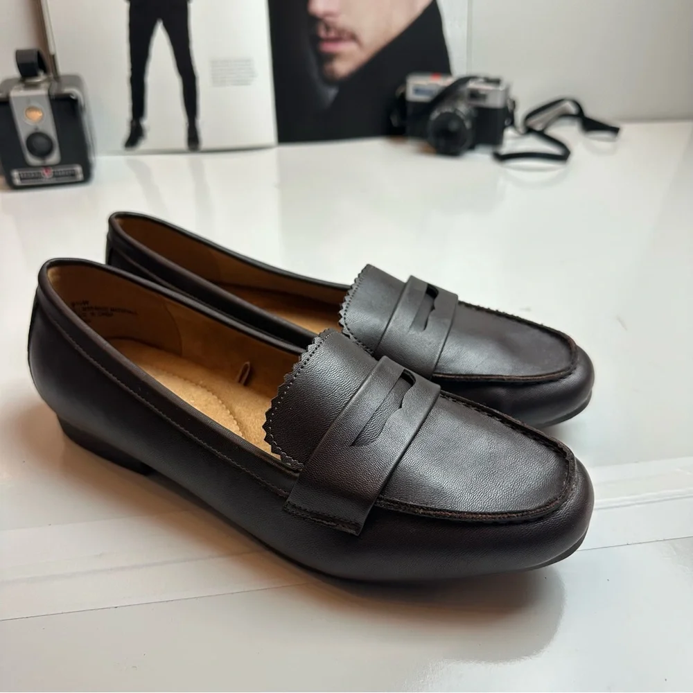 White Mountain 9.5W Brown Penny Loafers Wide Width Moc Toe Preppy Shoes